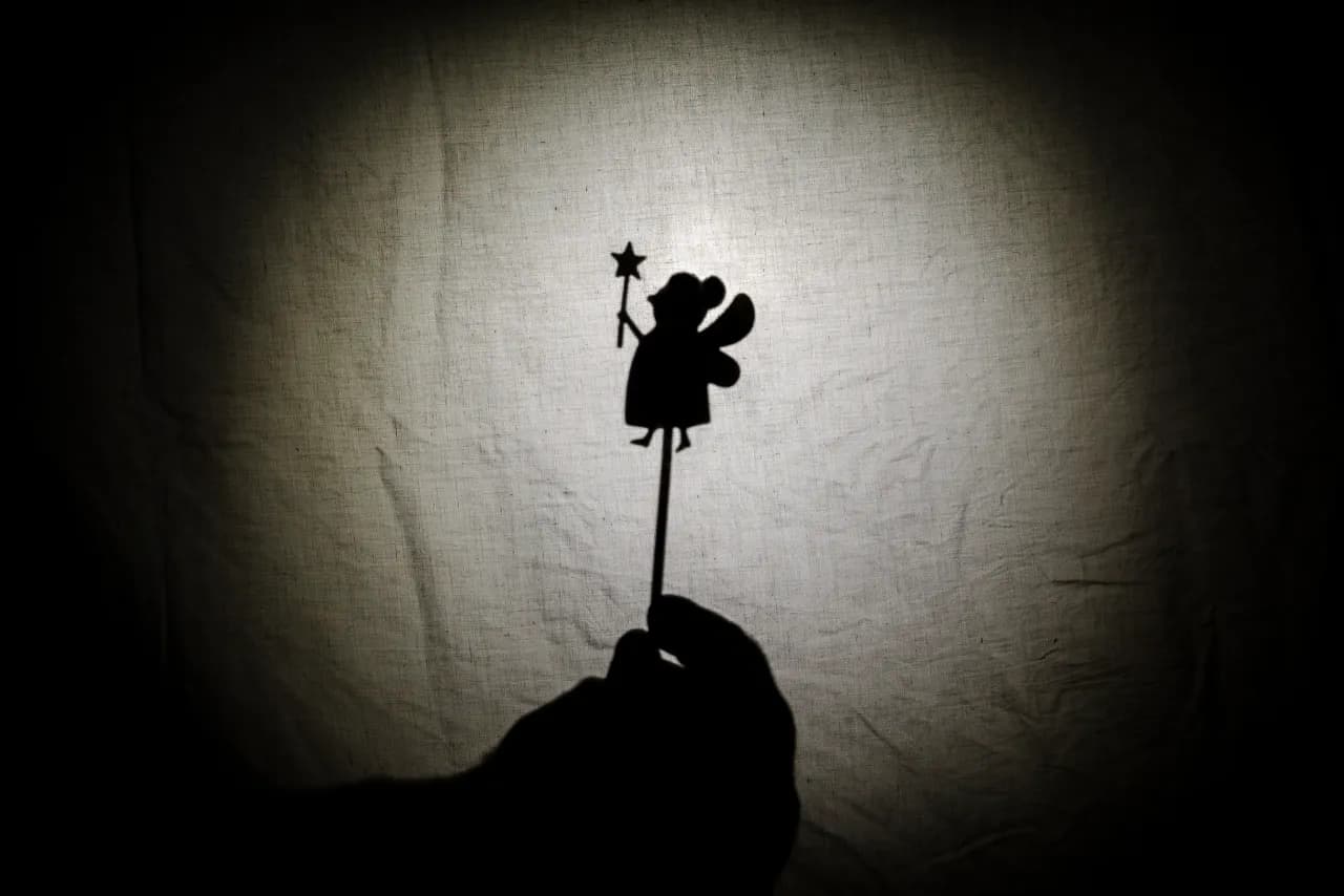 Na czym polega teatr cieni? Poznaj jego tajemnice i techniki