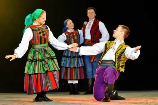 Jakie są polskie tańce ludowe? Odkryj ich piękno i znaczenie