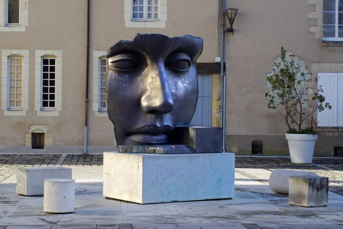 Igor Mitoraj Zwiastowanie - tajemnice i znaczenie rzeźby, które zaskakują