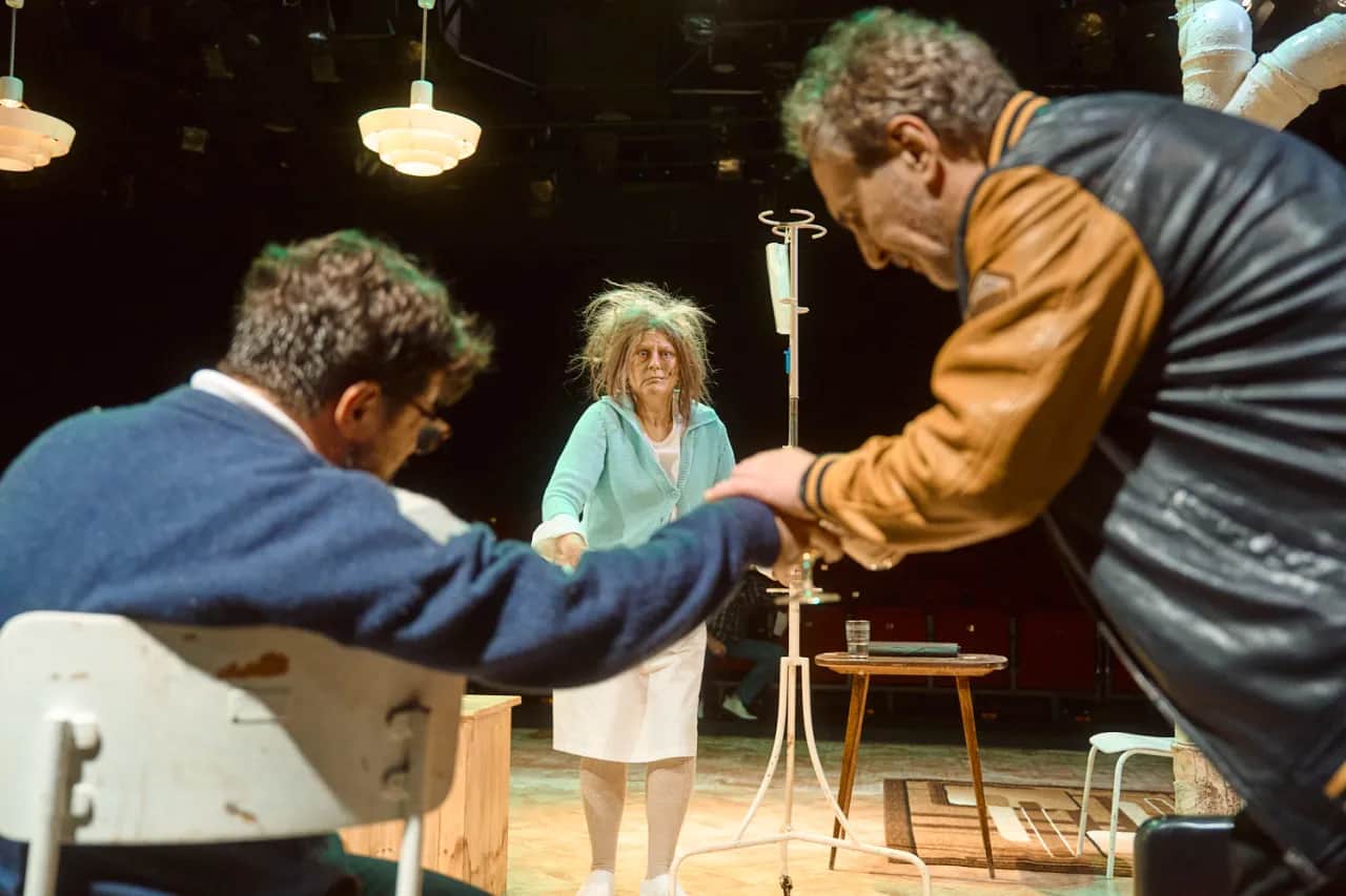 Spektakl pół na pół - zaskakująca fabuła i emocjonujące recenzje