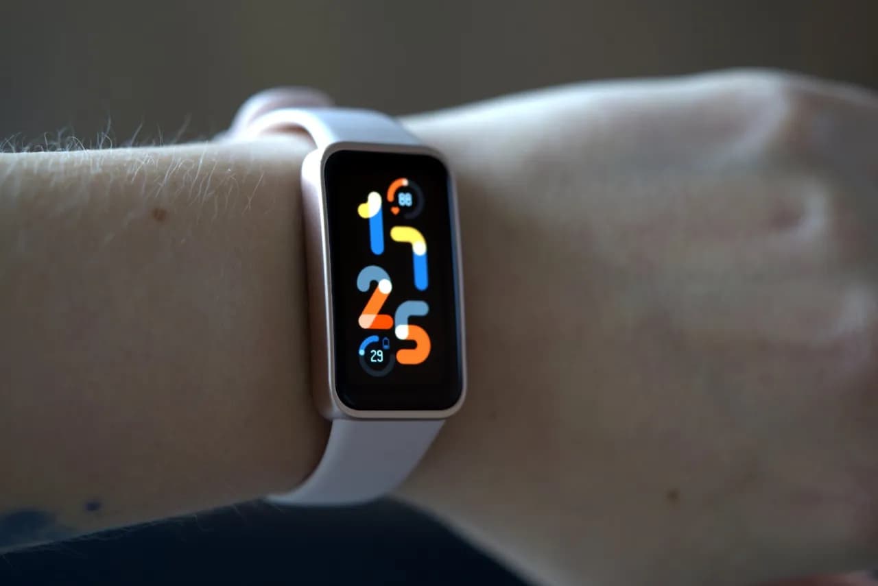 Szczera recenzja Huawei Band 8: co warto wiedzieć przed zakupem
